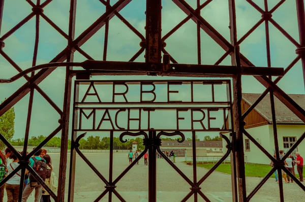 Dachau, Duitsland - 30 juli 2015: Metal teken bij de toegangspoort naar concentratiekamp dat Arbeit Macht Frei luidt — Stockfoto