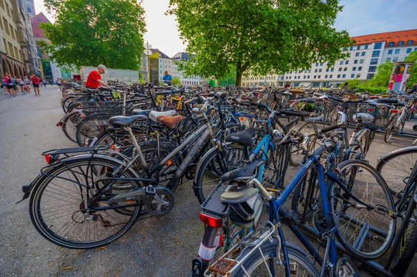 Múnich, Alemania - 30 de julio de 2015: Estacionamiento de bicicletas púbico con innumerables bicicletas en fila — Foto de Stock