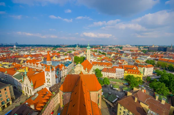 München, Tyskland - 30 juli 2015: Vackra översikt över staden tas från högt upp, visar hustaken strecthing så långt ögat kan se, solig blå himmel — Stockfoto