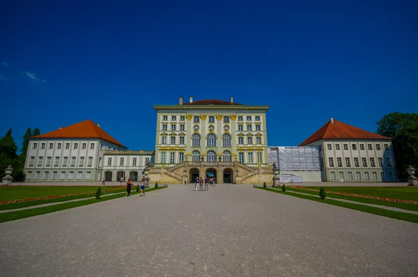 Nymphenburg, Alemania - 30 de julio de 2015: Hermoso edificio de palacio visto desde la vista frontal exterior, arquitectura real con decoraciones doradas en la fachada —  Fotos de Stock