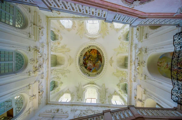 Schleissheim, Alemania - 30 de julio de 2015: Fresco pintado techo dentro del palacio revelando impresionantes detalles artísticos y belleza, decoraciones europeas antiguas típicas —  Fotos de Stock