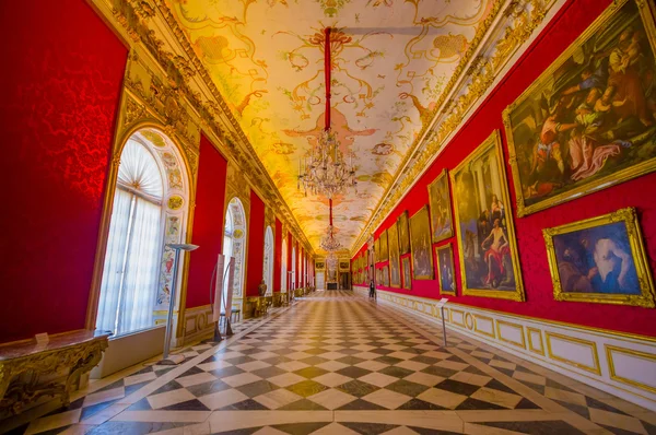 Schleissheim, Alemania - 30 de julio de 2015: Sala real dentro del palacio con lámpara de araña, pintura al fresco increíble, pinturas enmarcadas en oro y detalles cubiertos de oro —  Fotos de Stock