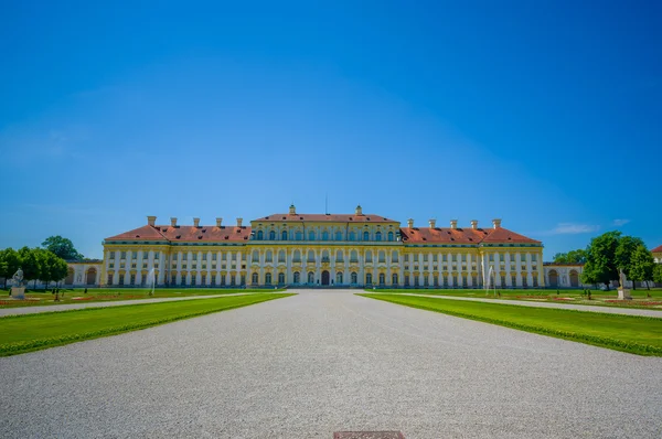 Schleissheim, Alemania - 30 de julio de 2015: Edificio del palacio principal visto desde la avenida de grava que conduce a la entrada, hermoso cielo azul —  Fotos de Stock