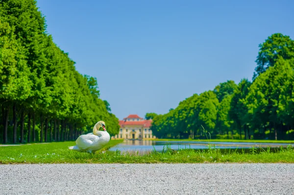 Schleißheim, Deutschland - 30. Juli 2015: Schloss Lustheim, auf der anderen Seite des Schleißheimer Gartens gelegen, schöner sonniger Tag und grüne Umgebung mit Vogelgezwitscher — Stockfoto