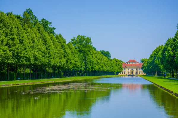 Schleißheim, Deutschland - 30. Juli 2015: Schloss Lustheim, auf der anderen Seite des Schleißheimer Gartens gelegen, schöner sonniger Tag und grüne Umgebung — Stockfoto