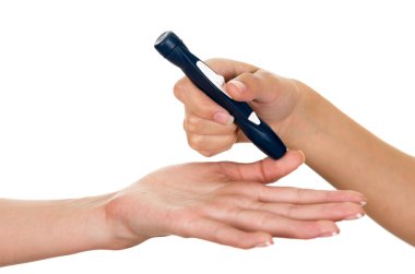 Doktorlar el kalemi beyaz arka plan ile hastaların parmak üzerinde tarama glikoz ölçü tutarak