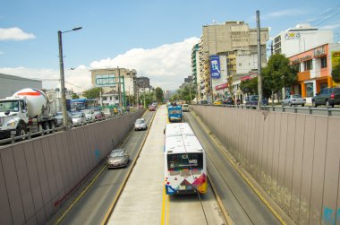 Troleybüs lane Şehir Quito Ekvador güneşli bir günde bazı trafik ile