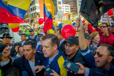 Quito, Ekvator - 7 Nisan 2016: Closeup muhalefet lideri Andres kişi, polis ve anti Shyris Avenue hükümet protesto sırasında gazeteciler tarafından çevrili Paez