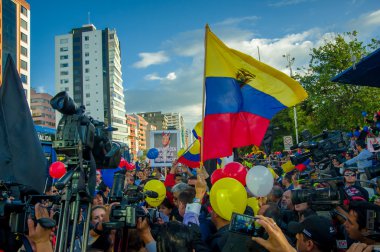 Quito, Ekvator - 7 Nisan 2016: Closeup muhalefet lideri Andres kişi, polis ve anti Shyris Avenue hükümet protesto sırasında gazeteciler tarafından çevrili Paez