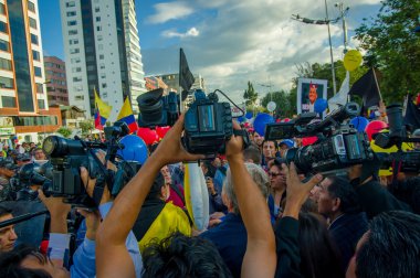 Quito, Ekvator - 7 Nisan 2016: Closeup muhalefet lideri Andres kişi, polis ve anti Shyris Avenue hükümet protesto sırasında gazeteciler tarafından çevrili Paez