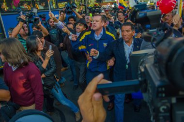 Quito, Ekvator - 7 Nisan 2016: Closeup muhalefet lideri Andres kişi, polis ve anti Shyris Avenue hükümet protesto sırasında gazeteciler tarafından çevrili Paez