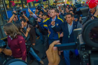 Quito, Ekvator - 7 Nisan 2016: Closeup muhalefet lideri Andres kişi, polis ve anti Shyris Avenue hükümet protesto sırasında gazeteciler tarafından çevrili Paez