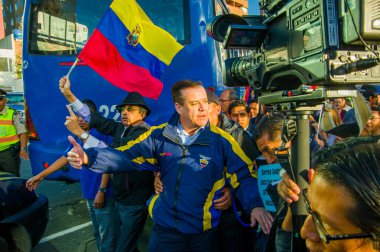 Quito, Ekvator - 7 Nisan 2016: Closeup muhalefet lideri Andres kişi, polis ve anti Shyris Avenue hükümet protesto sırasında gazeteciler tarafından çevrili Paez