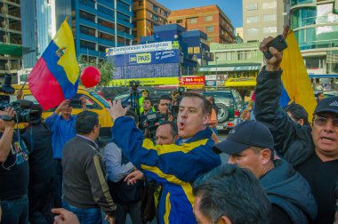 Quito, Ekvator - 7 Nisan 2016: Closeup muhalefet lideri Andres kişi, polis ve anti Shyris Avenue hükümet protesto sırasında gazeteciler tarafından çevrili Paez