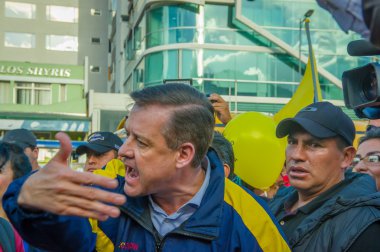 Quito, Ekvator - 7 Nisan 2016: Closeup muhalefet lideri Andres kişi, polis ve anti Shyris Avenue hükümet protesto sırasında gazeteciler tarafından çevrili Paez
