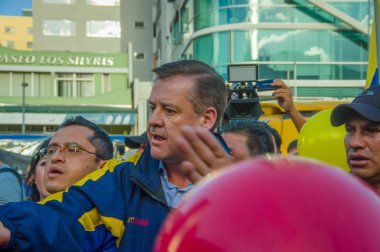 Quito, Ekvator - 7 Nisan 2016: Closeup muhalefet lideri Andres kişi, polis ve anti Shyris Avenue hükümet protesto sırasında gazeteciler tarafından çevrili Paez
