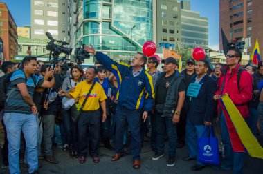 Quito, Ekvator - 7 Nisan 2016: Closeup muhalefet lideri Andres kişi, polis ve anti Shyris Avenue hükümet protesto sırasında gazeteciler tarafından çevrili Paez