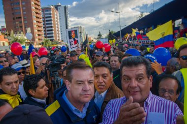Quito, Ekvator - 7 Nisan 2016: Closeup muhalefet lideri Andres kişi, polis ve anti Shyris Avenue hükümet protesto sırasında gazeteciler tarafından çevrili Paez