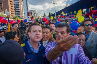 Quito, Ekvator - 7 Nisan 2016: Closeup muhalefet lideri Andres kişi, polis ve anti Shyris Avenue hükümet protesto sırasında gazeteciler tarafından çevrili Paez