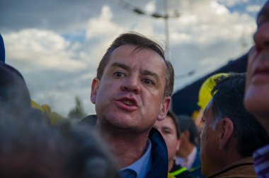 Quito, Ekvator - 7 Nisan 2016: Closeup muhalefet lideri Andres kişi, polis ve anti Shyris Avenue hükümet protesto sırasında gazeteciler tarafından çevrili Paez