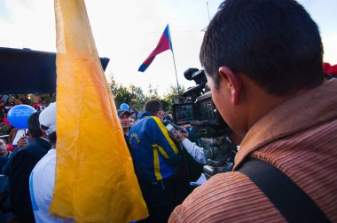 Quito, Ekvator - 7 Nisan 2016: Grup insanlar Holding protesto işaretler, polis ve anti Shyris Avenue hükümet protesto sırasında gazeteciler ile balonlar