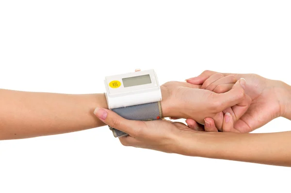 Patienter arm med glukosmätare mått runt handleden och läkare händer med stöd — Stockfoto