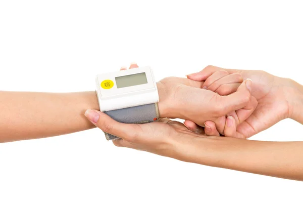 Braccio di pazienti con misuratore di glucosio intorno al polso e mani di medici che sostengono — Foto Stock