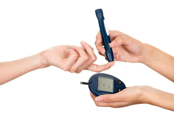 I medici tengono lo scanner del misuratore di glucosio sul dito dei pazienti e misurano il monitor in un'altra mano — Foto Stock