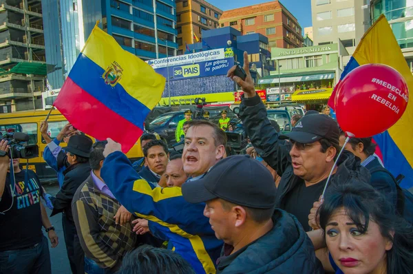 Quito, Ecuador - 7 de abril de 2016: Primer plano del líder opositor Andrés Páez rodeado de personas, policías y periodistas durante las protestas contra el gobierno en la avenida Shyris — Foto de Stock