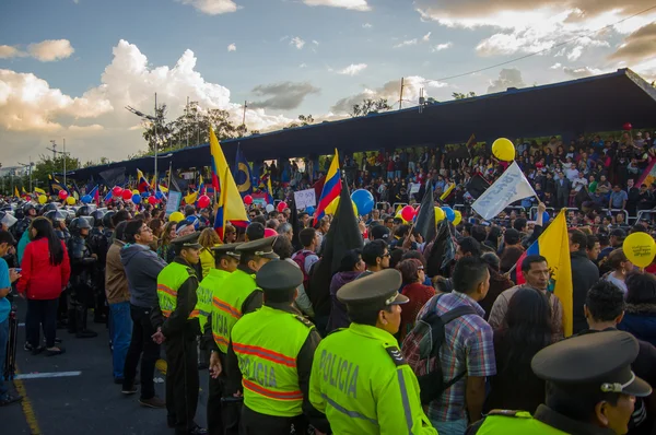 Quito, Ekwador - 7 kwietnia 2016: Policja czeka z widokiem na spokojną anty rząd protesty w Shyris Avenue, piękne błękitne niebo i budynków tło — Zdjęcie stockowe