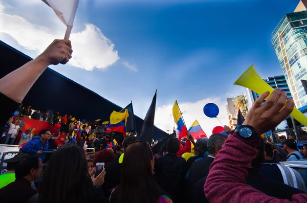 Quito, Ekvator - 7 Nisan 2016: Grup insanlar Holding protesto işaretler, polis ve anti Shyris Avenue hükümet protesto sırasında gazeteciler ile balonlar — Stok fotoğraf