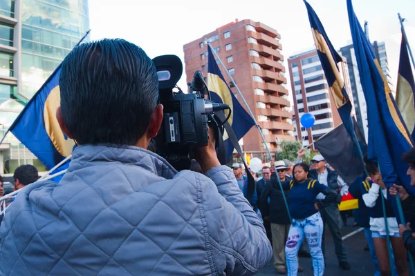 Quito, Ekvator - 7 Nisan 2016: Grup insanlar Holding protesto işaretler, polis ve anti Shyris Avenue hükümet protesto sırasında gazeteciler ile balonlar