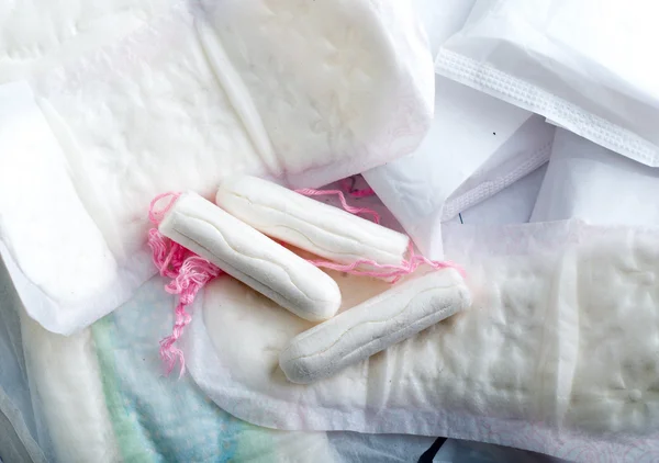 Sanitary pads for women with clean white tampons lying on top — Stock Photo, Image