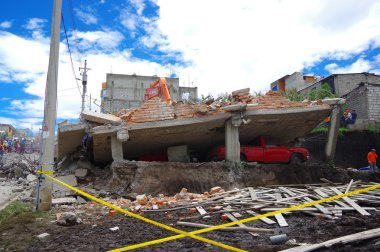 Quito, Ekvator - Nisan, 17, 2016: House tarafından deprem kurtarma ekipleri ve kentin güney kısmında ağır makine yok
