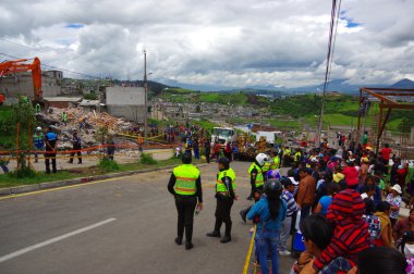 Quito, Ekvator - Nisan, 17, 2016: House tarafından deprem kurtarma ekipleri ve kentin güney kısmında ağır makine yok