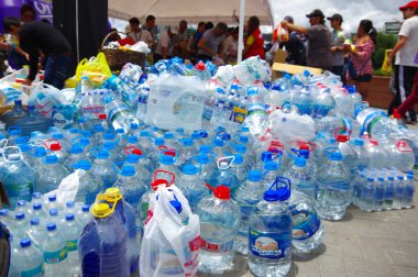 Quito, Ekvator - Nisan, 17, 2016: Afet Yardım gıda, giyim, ilaç ve su kıyılarında deprem kurtulanlar için sağlayan tanımlanamayan vatandaşlar Quito