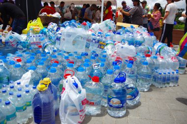 Quito, Ekvator - Nisan, 17, 2016: Afet Yardım gıda, giyim, ilaç ve su kıyılarında deprem kurtulanlar için sağlayan tanımlanamayan vatandaşlar Quito