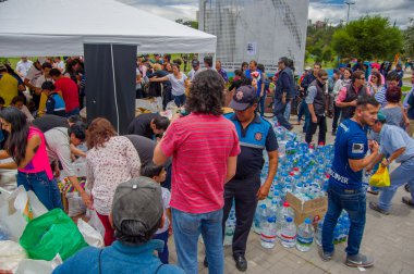 Quito, Ekvator - Nisan, 17, 2016: Afet Yardım gıda, giyim, ilaç ve su kıyılarında deprem kurtulanlar için sağlayan tanımlanamayan vatandaşlar Quito