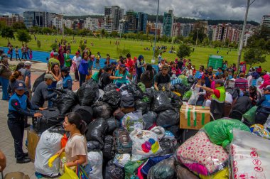 Quito, Ekvator - Nisan, 17, 2016: Afet Yardım gıda, giyim, ilaç ve su kıyılarında deprem kurtulanlar için sağlayan tanımlanamayan vatandaşlar Quito