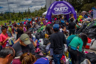 Quito, Ekvator - Nisan, 17, 2016: Afet Yardım gıda, giyim, ilaç ve su kıyılarında deprem kurtulanlar için sağlayan tanımlanamayan vatandaşlar Quito