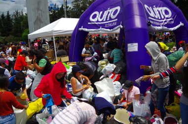 Quito, Ekvator - Nisan, 17, 2016: Afet Yardım gıda, giyim, ilaç ve su kıyılarında deprem kurtulanlar için sağlayan tanımlanamayan vatandaşlar Quito