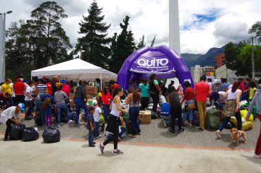 Quito, Ekvator - Nisan, 17, 2016: Afet Yardım gıda, giyim, ilaç ve su kıyılarında deprem kurtulanlar için sağlayan tanımlanamayan vatandaşlar Quito