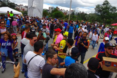 Quito, Ekvator - Nisan, 17, 2016: Afet Yardım gıda, giyim, ilaç ve su kıyılarında deprem kurtulanlar için sağlayan tanımlanamayan vatandaşlar Quito