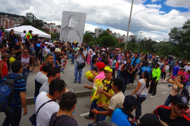 Quito, Ekvator - Nisan, 17, 2016: Afet Yardım gıda, giyim, ilaç ve su kıyılarında deprem kurtulanlar için sağlayan tanımlanamayan vatandaşlar Quito