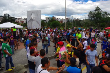 Quito, Ekvator - Nisan, 17, 2016: Afet Yardım gıda, giyim, ilaç ve su kıyılarında deprem kurtulanlar için sağlayan tanımlanamayan vatandaşlar Quito