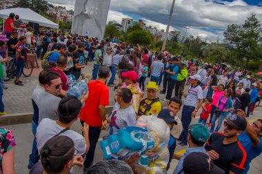 Quito, Ekvator - Nisan, 17, 2016: Afet Yardım gıda, giyim, ilaç ve su kıyılarında deprem kurtulanlar için sağlayan tanımlanamayan vatandaşlar Quito