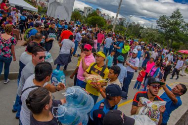 Quito, Ekvator - Nisan, 17, 2016: Afet Yardım gıda, giyim, ilaç ve su kıyılarında deprem kurtulanlar için sağlayan tanımlanamayan vatandaşlar Quito