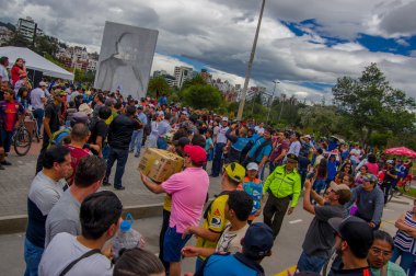 Quito, Ekvator - Nisan, 17, 2016: Afet Yardım gıda, giyim, ilaç ve su kıyılarında deprem kurtulanlar için sağlayan tanımlanamayan vatandaşlar Quito