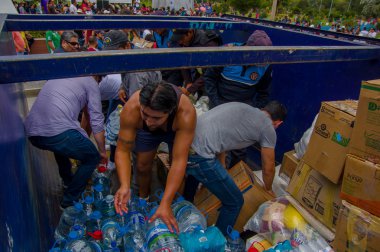 Quito, Ekvator - Nisan, 17, 2016: Afet Yardım gıda, giyim, ilaç ve su kıyılarında deprem kurtulanlar için sağlayan tanımlanamayan vatandaşlar Quito