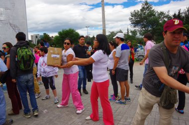 Quito, Ekvator - Nisan, 17, 2016: Afet Yardım gıda, giyim, ilaç ve su kıyılarında deprem kurtulanlar için sağlayan tanımlanamayan vatandaşlar Quito